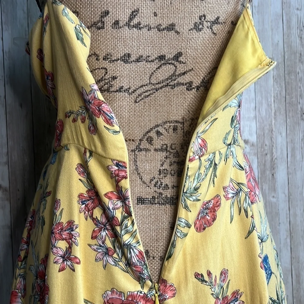 Lush Tie-Front Yellow Floral Size L Shorts Romper